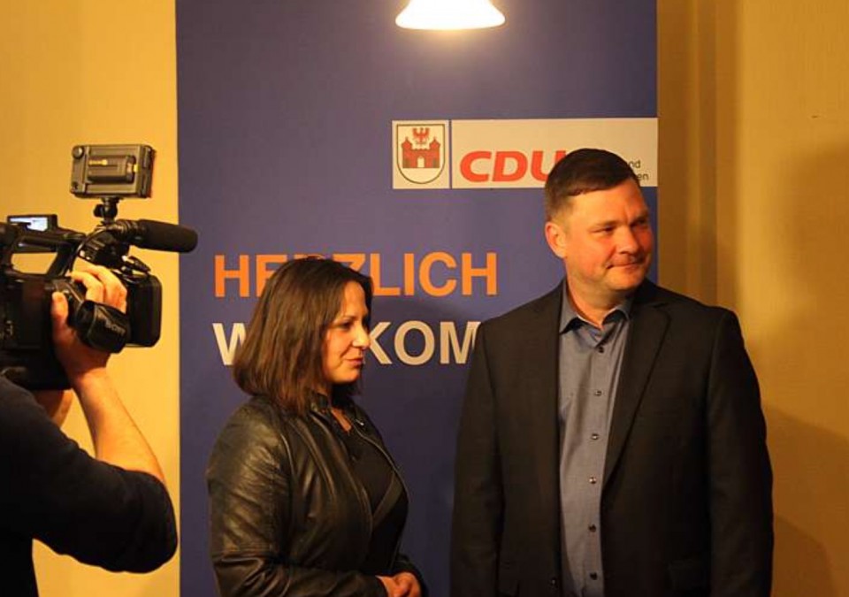 Anja Schmollack (Vorsitzende der CDU Treuenbrietzen) und Alexander Waschetzko (Bürgermeisterkandidat der CDU) beim Interview (v.l.n.r.)